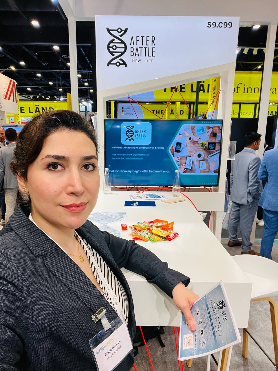 Afagh Hassani am AfterBattle-Stand auf einer Messe